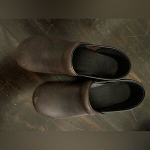 Dansko ladies sz 9.5 - 10 sz 40 brown leather mules slip ons narrow slides nice